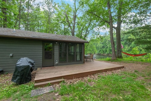 Riverfront Cabin with Kayaks- bring your dog!
