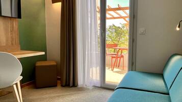 Suite | Woonruimte | Een 43-inch flatscreentelevisie met satellietzenders en televisie