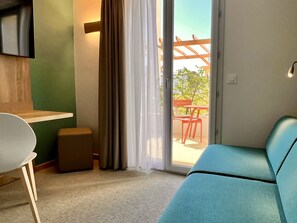 Suite | Oppholdsområde | En 43-tommers Flatskjerm-TV med Parabol-TV samt TV