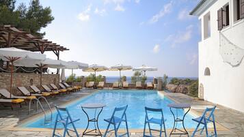 Außenpool, Sonnenschirme, Liegestühle