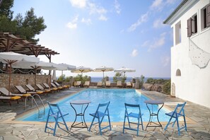 Outdoor pool, pool umbrellas, sun loungers - Yalis Hotel (Alonissos)