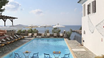 Piscine extérieure, parasols de plage, chaises longues