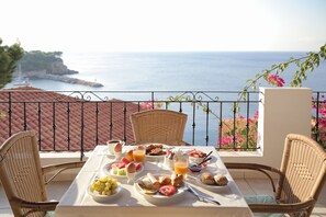 Free daily buffet breakfast - Yalis Hotel (Alonissos)