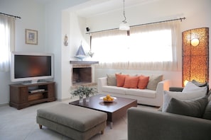 Lobby sitting area - Yalis Hotel (Alonissos)