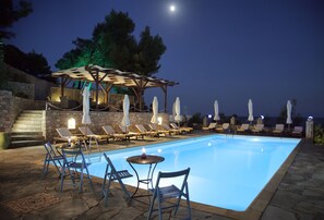 Outdoor pool, pool umbrellas, sun loungers - Yalis Hotel (Alonissos)