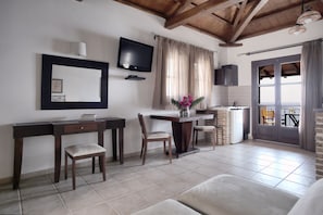 Junior Studio Suite, Sea View | Private kitchen