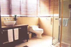 Deluxe Suite, Sea View | Bilik Mandi | Pancuran mandi, tuala disediakan 