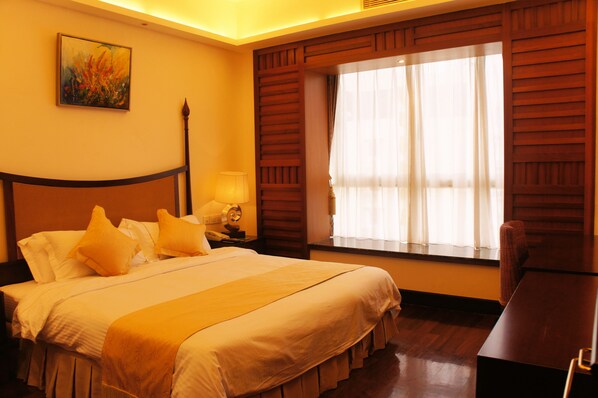 Minibar, brankas, meja kerja, dan tirai kedap cahaya