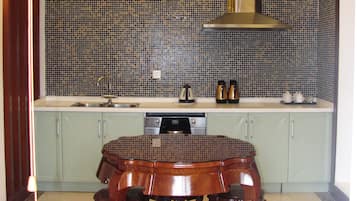 Executive Suite | Private kitchen | Electric kettle