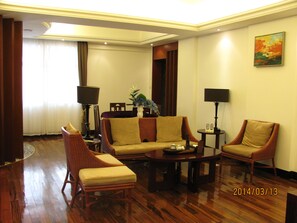 Suite Eksekutif | Ruang keluarga | TV