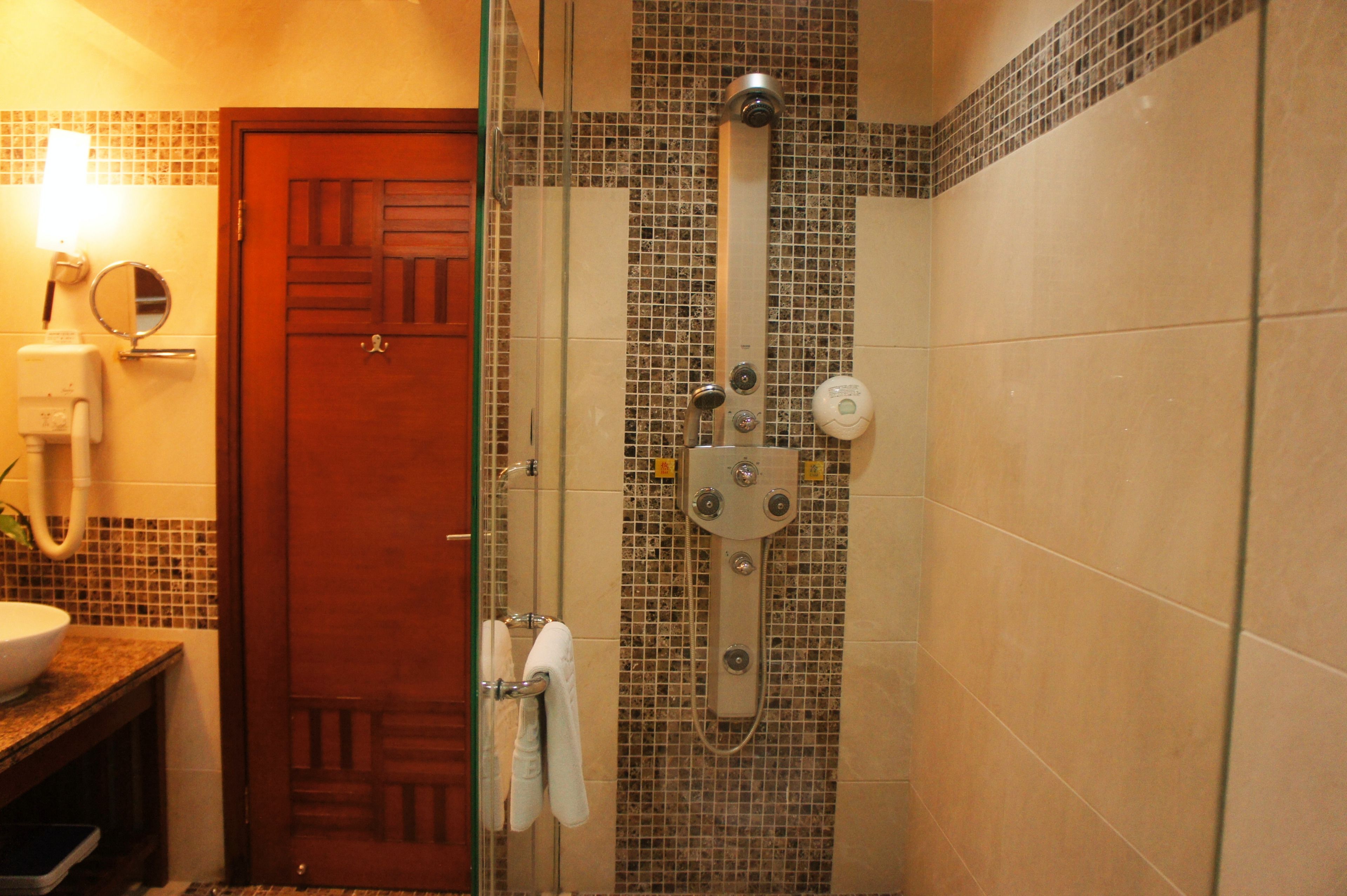 Executive Suite | Bathroom | Shower, towels