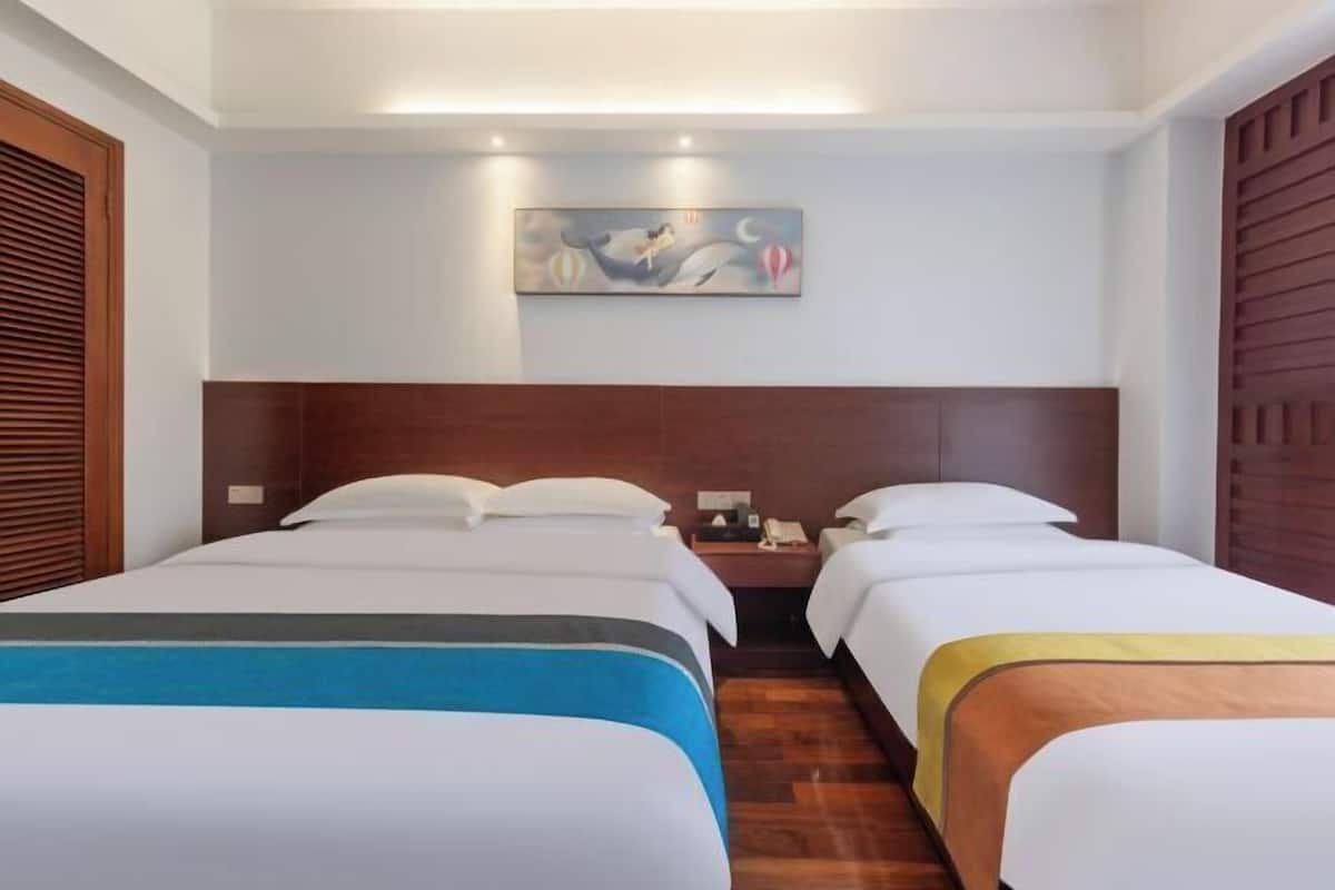 Minibar, caja fuerte, escritorio y cortinas opacas