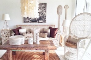 Flat-screen TV - Pineapple Lazy Beach Villa (Hua Hin)