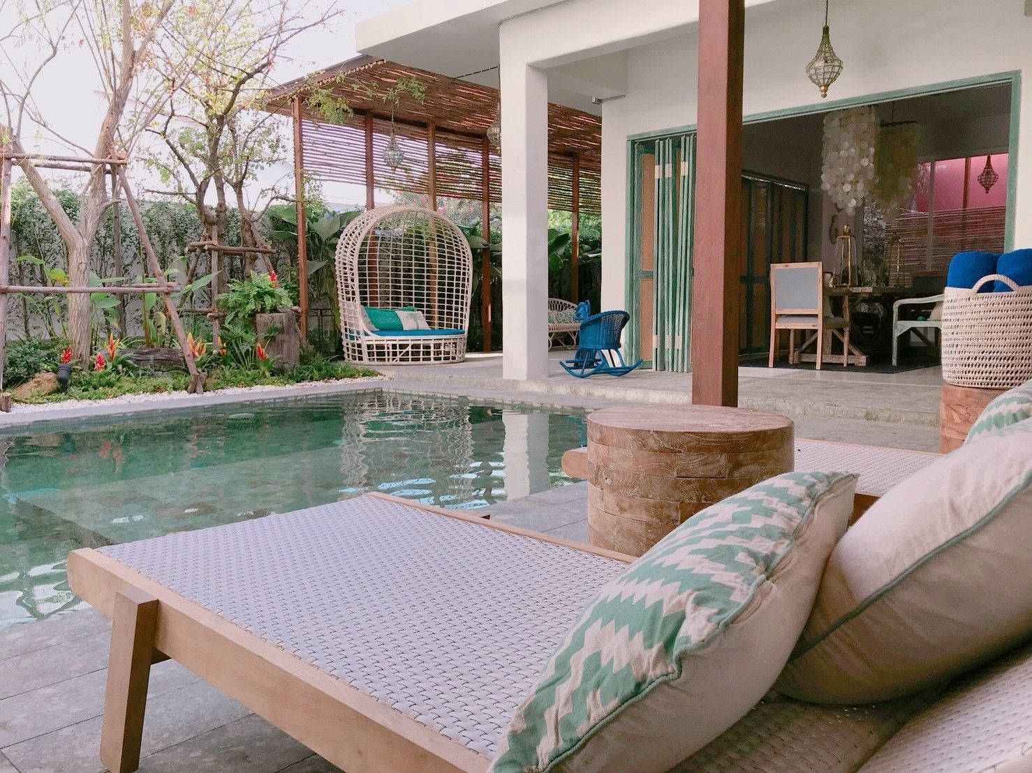 Una piscina al aire libre