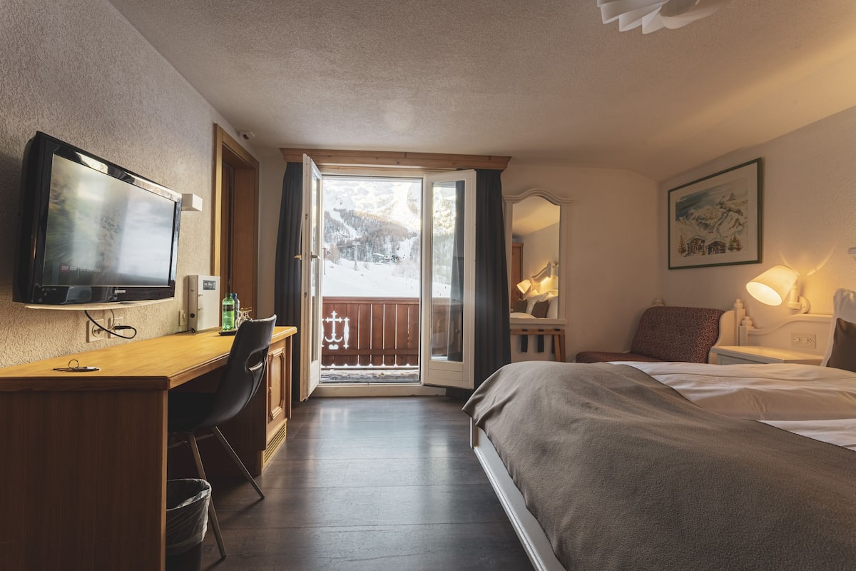 Family Room, 2 Bedrooms, Mountain View
