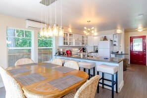 Dining - Island house located on Stretch Island close to Fair Harbor (Grapeview)