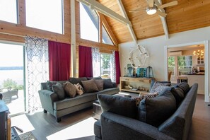 Smart TV, fireplace, DVD player, books - Island house located on Stretch Island close to Fair Harbor (Grapeview)