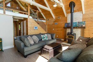 Smart TV, fireplace, DVD player, books - Island house located on Stretch Island close to Fair Harbor (Grapeview)