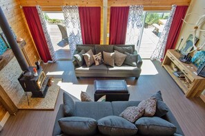 Smart TV, fireplace, DVD player, books - Island house located on Stretch Island close to Fair Harbor (Grapeview)