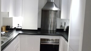 Fridge, microwave, oven, cookware/dishes/utensils - Lincoln plaza (London)