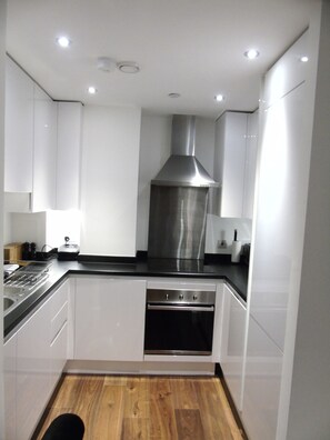 ثلاجة، ميكروويف، فرن، مستلزمات طهي/أطباق/أوعية