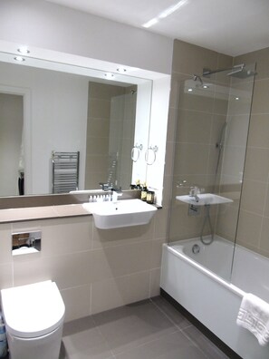 Apartment, 1 Bedroom | Bathroom | Combined shower/tub, free toiletries, hair dryer, towels - Lincoln plaza (London)