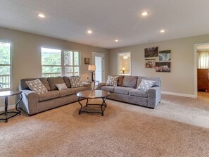 TV connectée, cheminée, lecteur de DVD, table de tennis de table