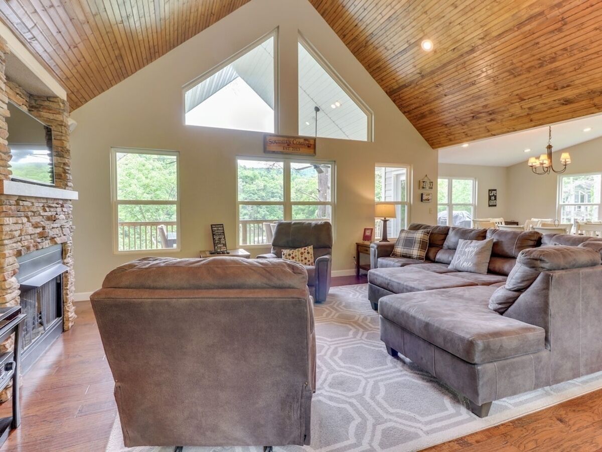 Smart TV, chimenea, reproductor de DVD y tenis de mesa 