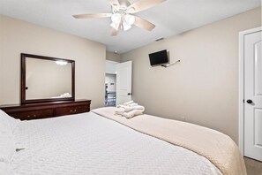 Room - Fall Special! 3+nights @ 15% off  | 9BR/9BA Private Dock + Hot Tub | Quiet Cove (LaFollette)