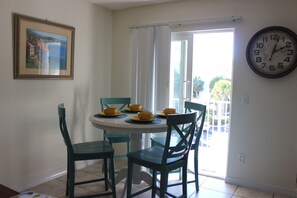 Dining - Casa Blue Jay Beach Home, let it be your vacation home too. (Navarre)