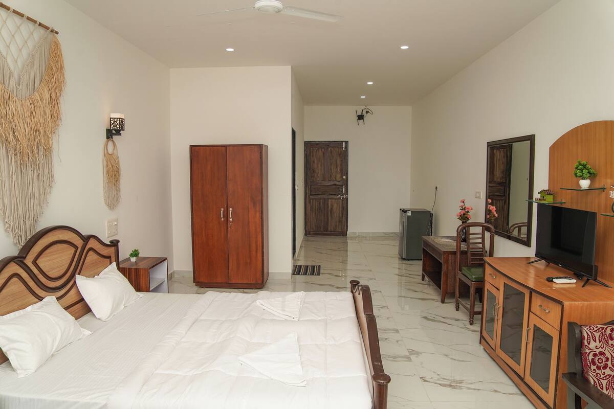 In-room safe, individually furnished, desk, iron/ironing board