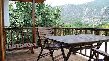 Apartment, 2 Bedrooms, Kitchen | Garden view