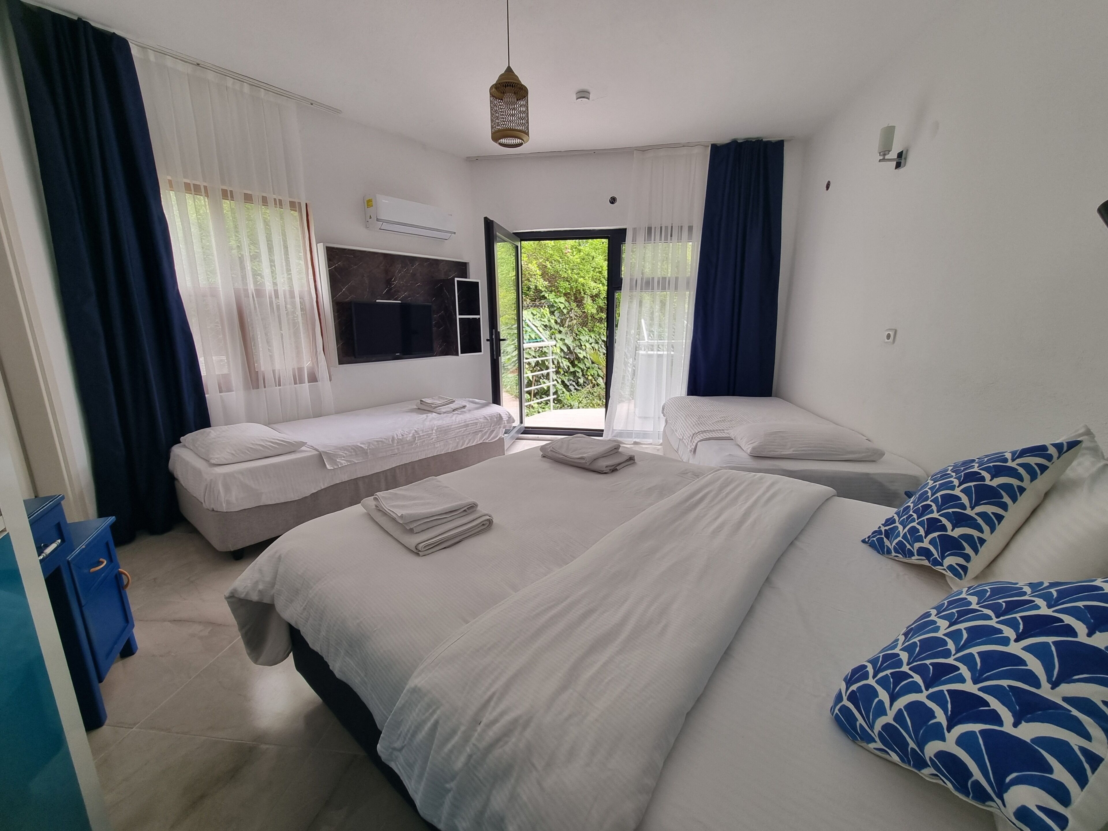 Comfort Quadruple Room | Individually decorated, individually furnished, laptop workspace