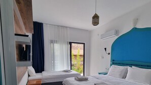 Una moderna camera d'albergo con due letti, un mobiletto in legno, uno sgabello di legno e vista sul verde.