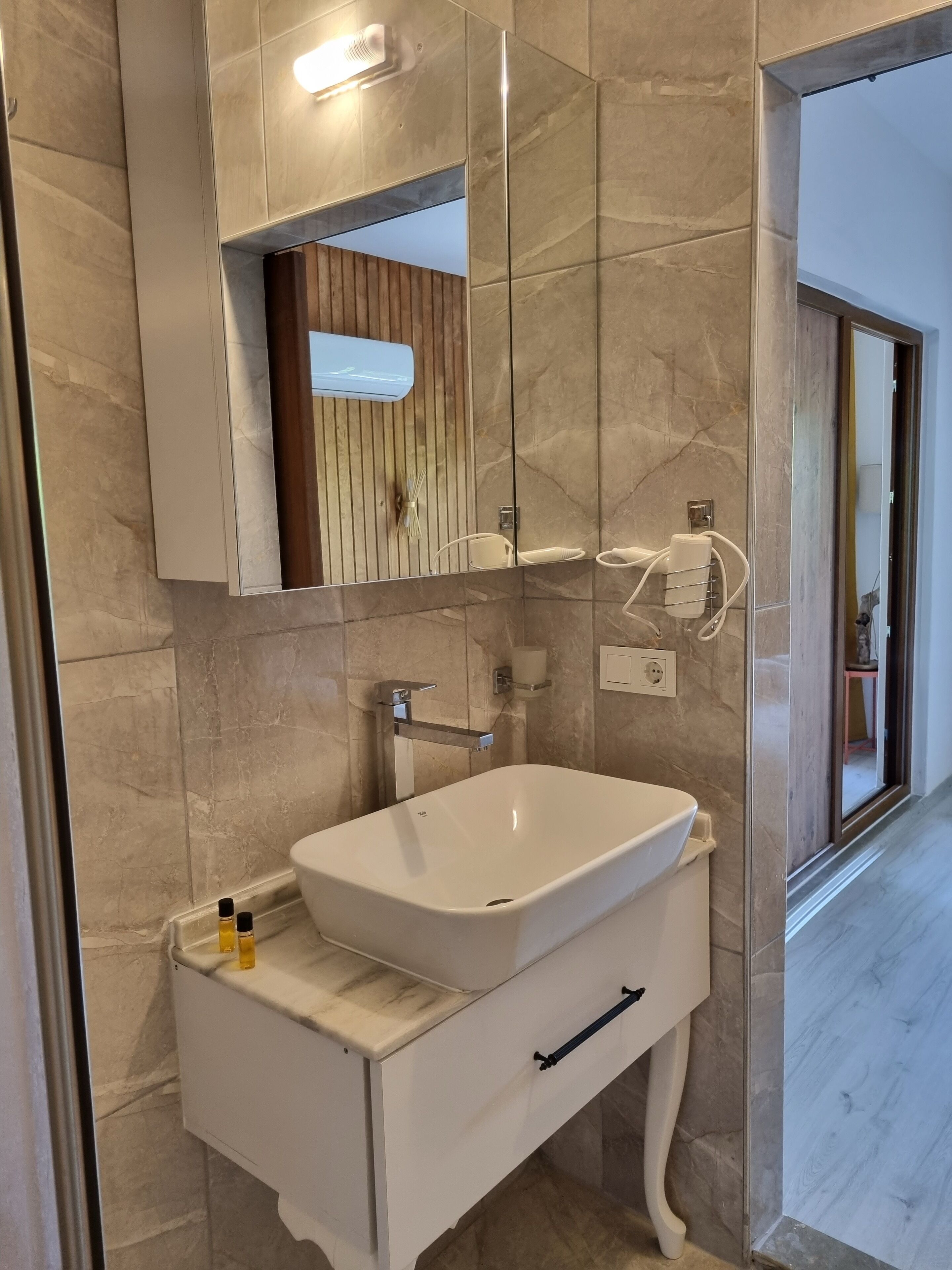 deluxe condo | bathroom | shower, free toiletries, hair dryer, towels