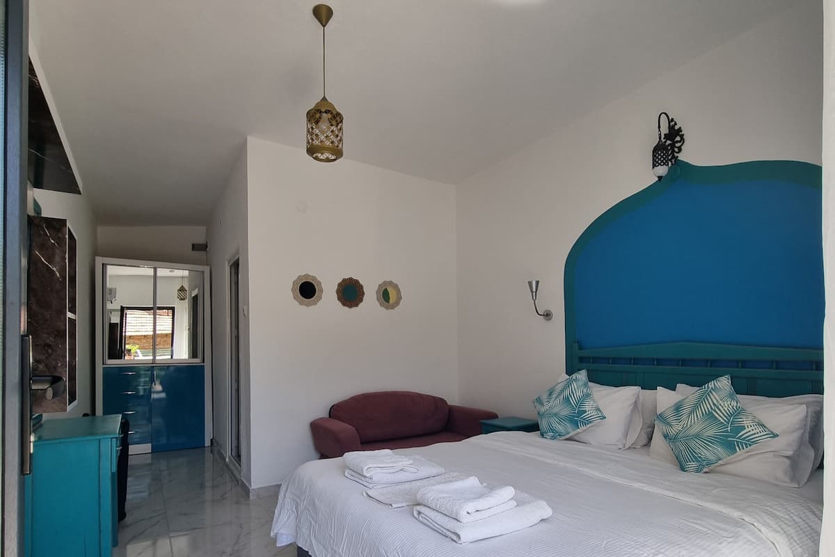 Habitación doble Confort, balcón, vista al jardín | Decoración personalizada y muebles diferentes