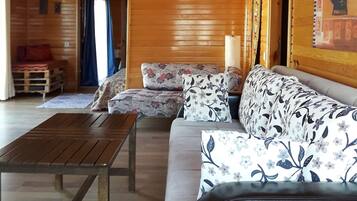 Apartment, 2 Bedrooms, Kitchen | Living room | 82-cm LED TV with satellite channels, TV