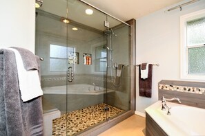 Combined shower/bathtub, jetted bath, hair dryer, towels