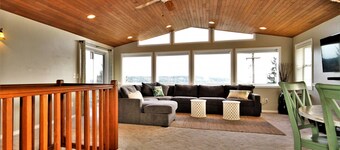 Puget Sound / Mt Rainier View House; 3BR 2. 5BA w / Private Beach & Boat Launch / Dock