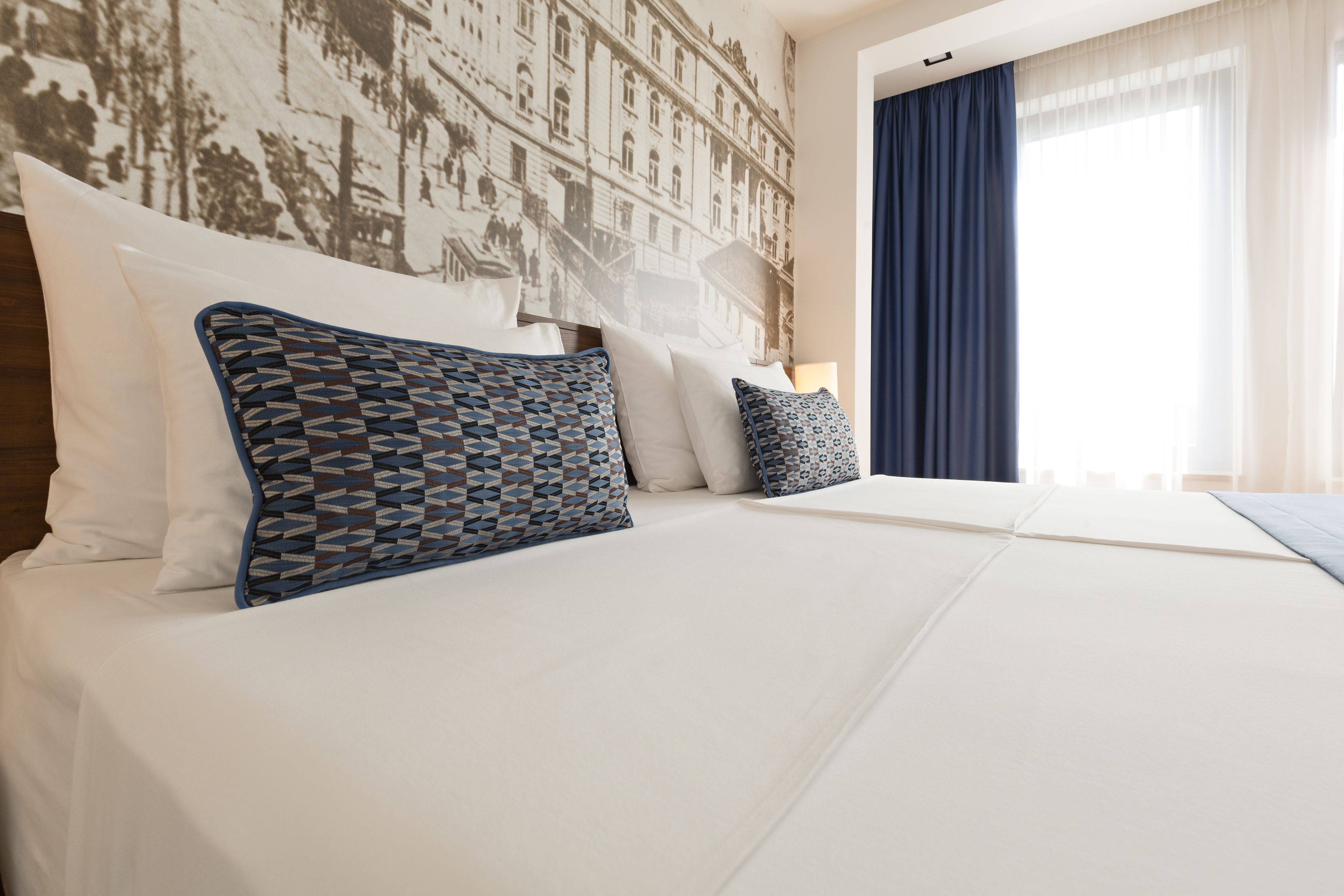 double room, 1 king bed | 1 bedroom, minibar, in-room safe, desk