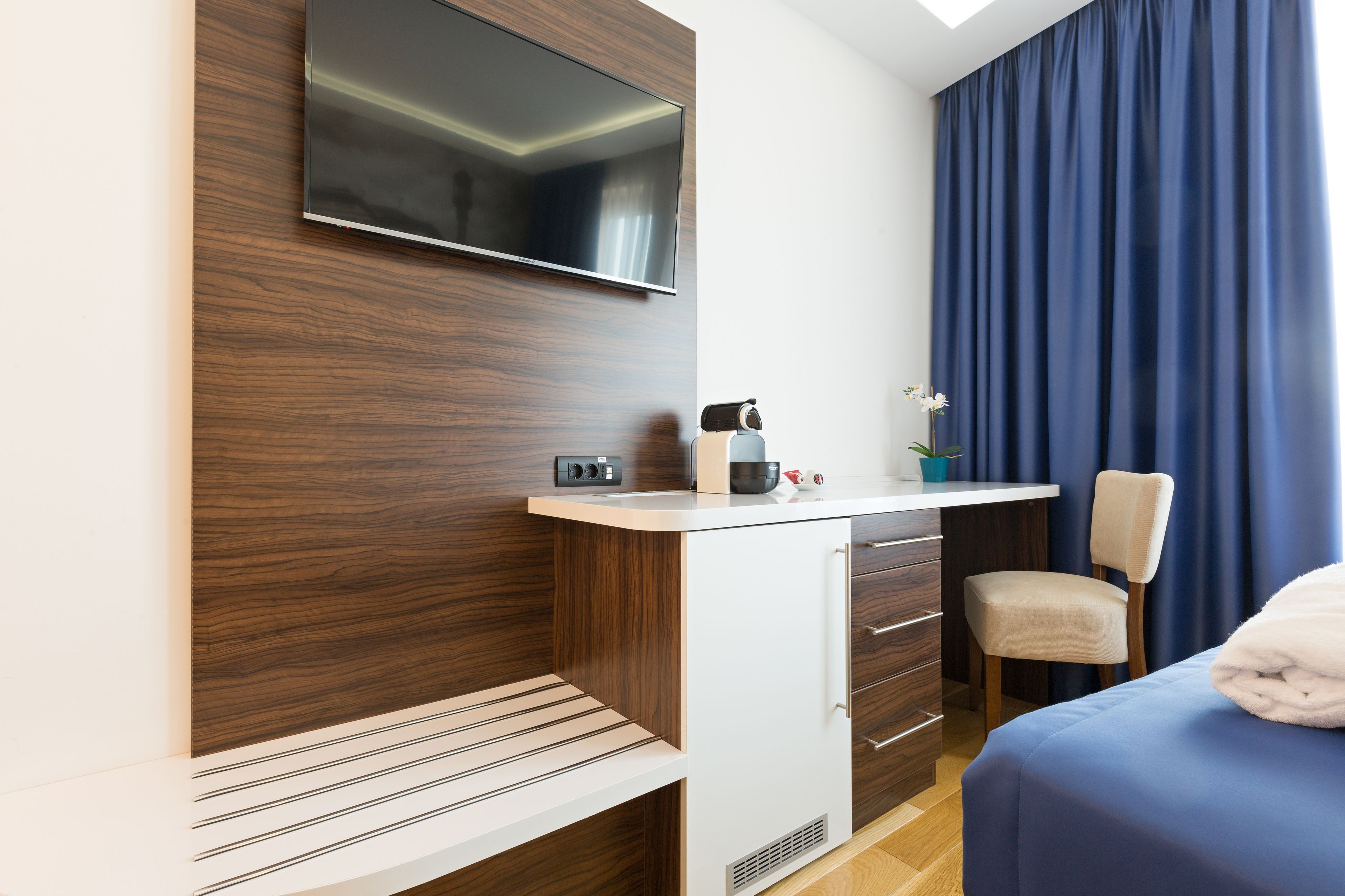 double room, 1 queen bed | 1 bedroom, minibar, in-room safe, desk