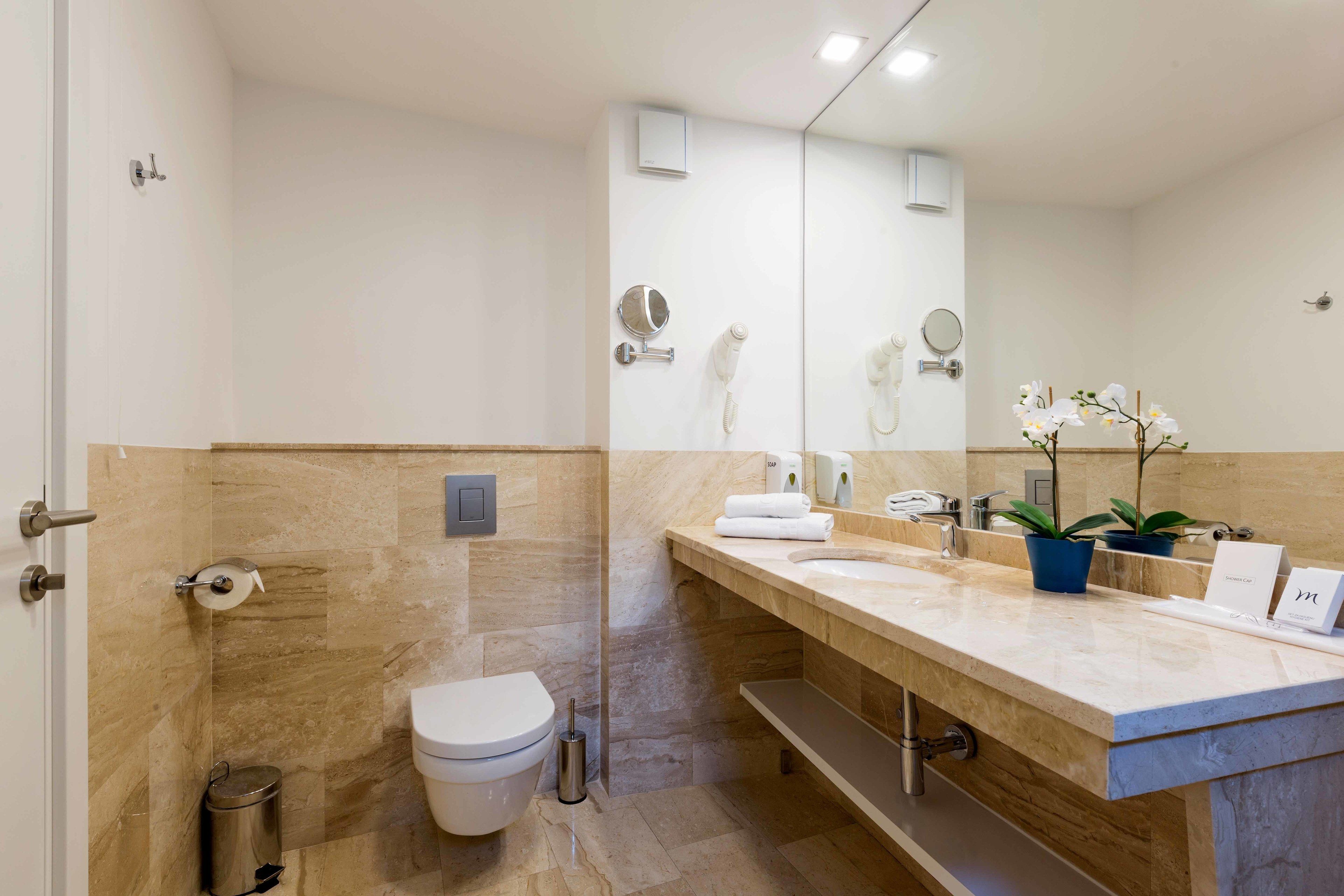 single room, 1 double bed | bathroom | shower, free toiletries, hair dryer, towels