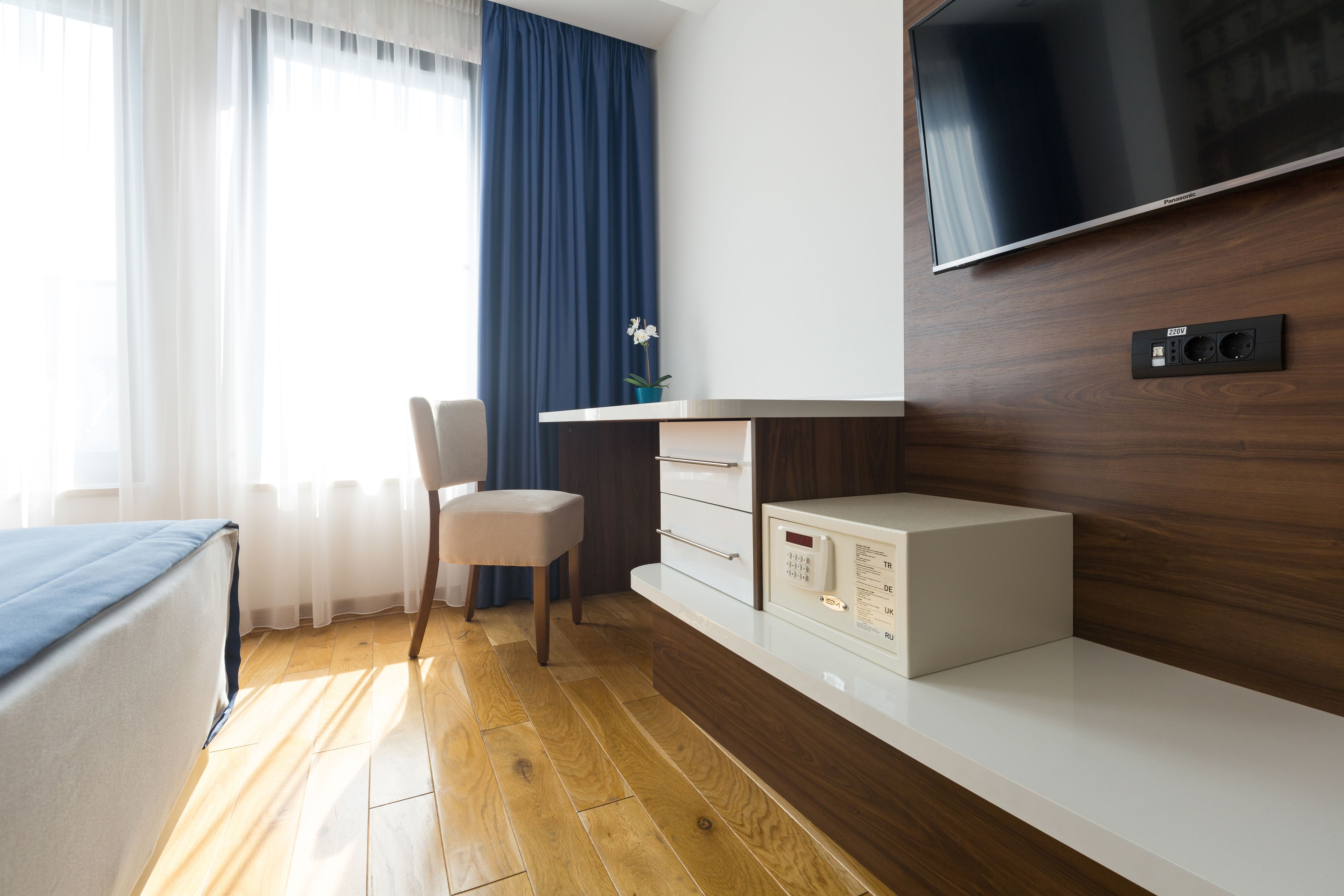 double room, 1 king bed | 1 bedroom, minibar, in-room safe, desk