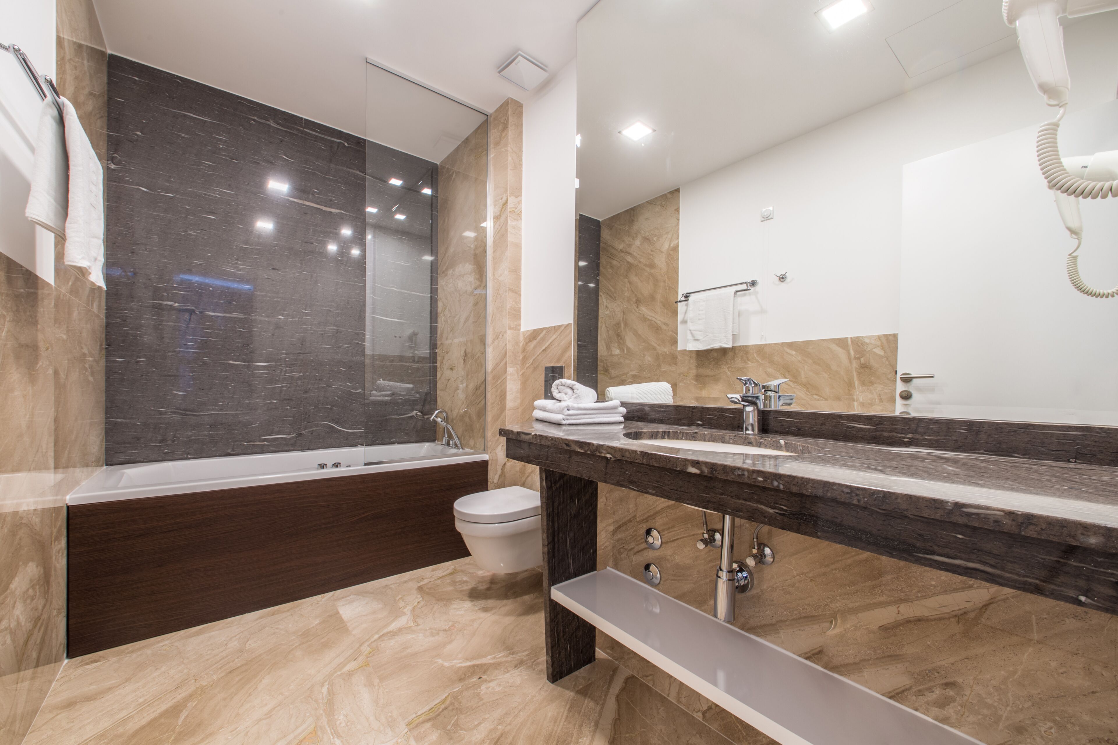 family suite, 1 bedroom | bathroom | shower, free toiletries, hair dryer, towels