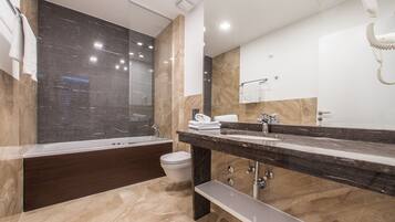 Family Suite, 1 Bedroom | Bathroom | Shower, free toiletries, hair dryer, towels