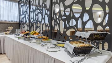 TĂ€gliches FrĂŒhstĂŒcksbuffet (10 EUR pro Person)