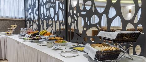 Café da manhã com buffet todos os dias (EUR 10 por pessoa)