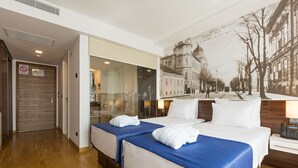 Phòng đôi Business, 1 giường cỡ king | Minibar, két bảo mật tại phòng, bàn, phòng cách âm 