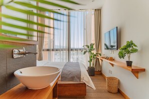 Courtyard2- Comfort Room | Bathroom amenities | Designer toiletries, hair dryer, bathrobes, slippers - 3 Cottages of Deer Inn (Dali)