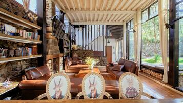 Breakfast (CNY 25 per person)